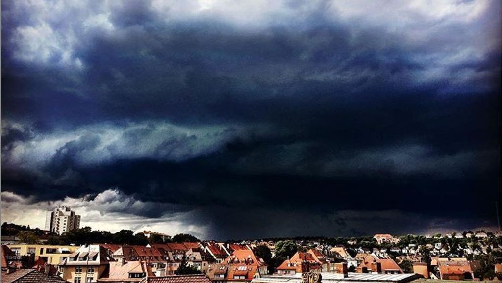 Gewitter in Stuttgart und Region: Bilder von dunklen Wolken und großen Hagelkörnern