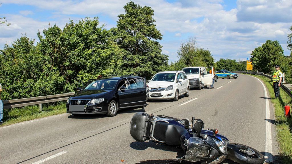 Heftiger Unfall bei Renningen: Biker schwer verletzt – B295 zwei Stunden gesperrt