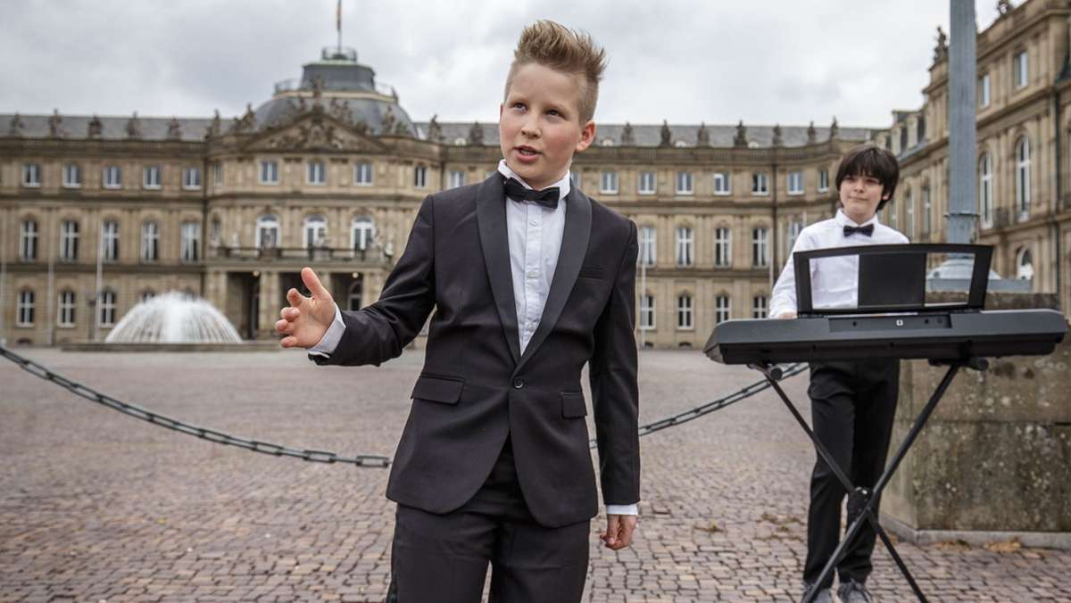  Singen ist Nathans Leidenschaft – und sein Konzertchor am Collegium Iuvenum. Um für diesen in der konzertfeindlichen Pandemie zu werben, geht er auf die Straße: Der Elfjährige singt in der Innenstadt, mit Pavel am Klavier. 