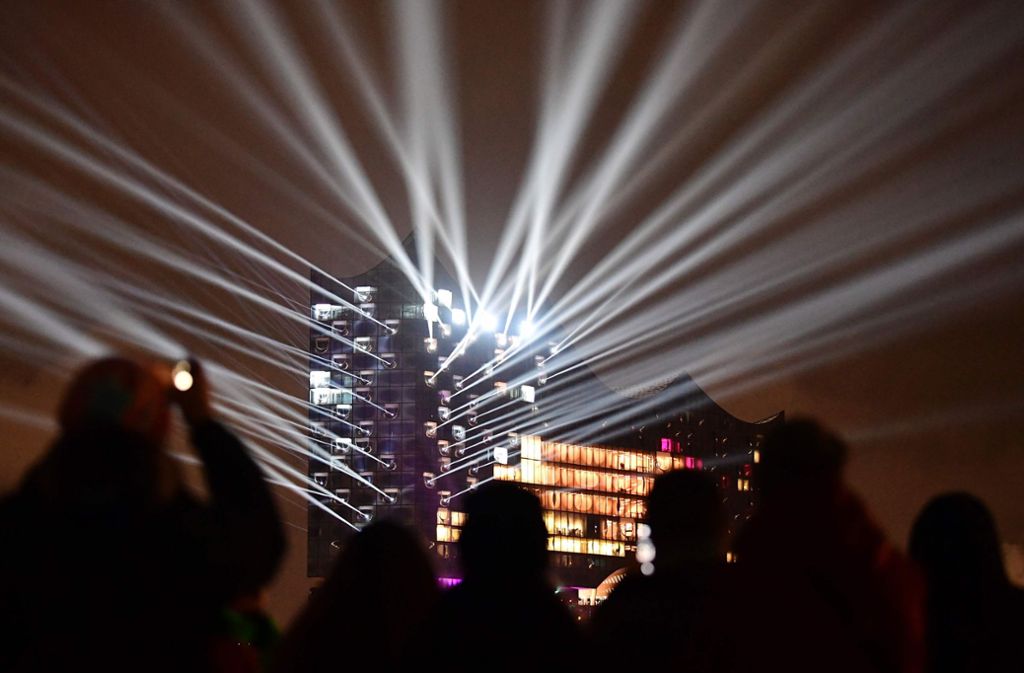 Die Lichtshow zur Eröffnungsfeier des gläsernen Konzerthauses lockte zahlreiche Zuschauer in die Hafencity.