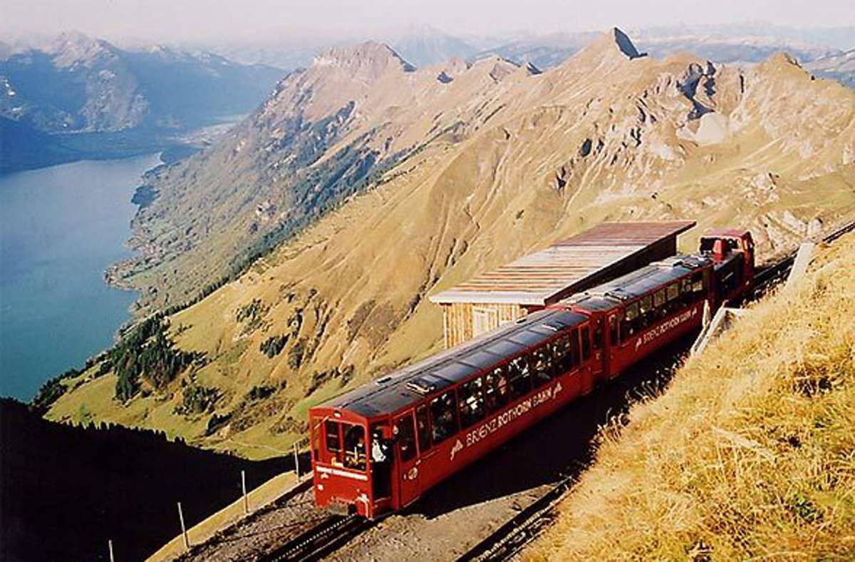 Schweiz: Die Brienz-Rothorn-Bahn (BRB) ist eine Zahnradbahn (System Abt) in der Schweiz, die nur im Sommer, jährlich von Anfang Mai bis Ende Oktober, von Brienz auf das Brienzer Rothorn fährt. Die Bahn wurde am 17. Juni 1892 eröffnet. Zu sehen ist die Bergstation der Brienz-Rothorn-Bahn.