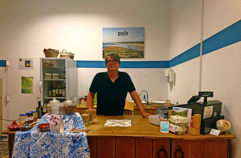 Matthias Kästner verkauft in  seinem Geschäft Pois faires Obst und Gemüse aus Portugal. Foto: Björn Springorum