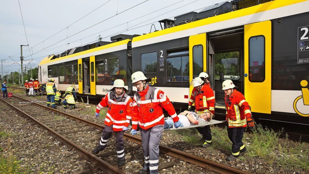  Um den Ernstfall zu proben, kamen am Samstag rund 300 Rettungskräfte am Bahnhof in Süßen zusammen und stellten sich einem Katastrophenszenario. 