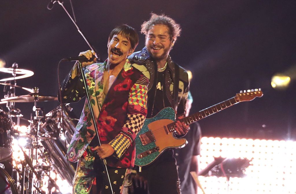Post Malone (r) und Anthony Kiedis von den Red Hot Chili Peppers traten mit einem Medley auf.