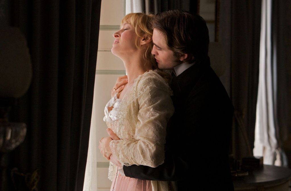 Die verheiratete Madeleine (Uma Thurman) beginnt in einer Szene des Kinofilms „Bel Ami“ eine Affäre mit Georges (Robert Pattinson).