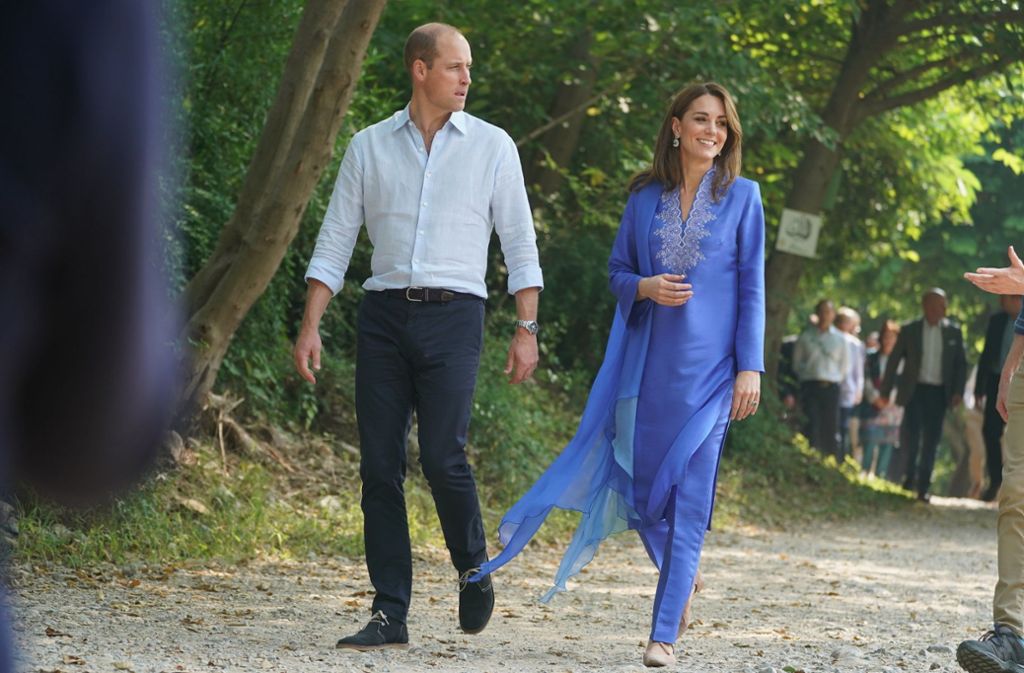 Oktober: Beim Staatsbesuch in Pakistan ist mehr Stoff gefragt – dem trägt Herzogin Kate mit dieser himmelblauen Kurta mit passender schmaler Hose Rechnung.