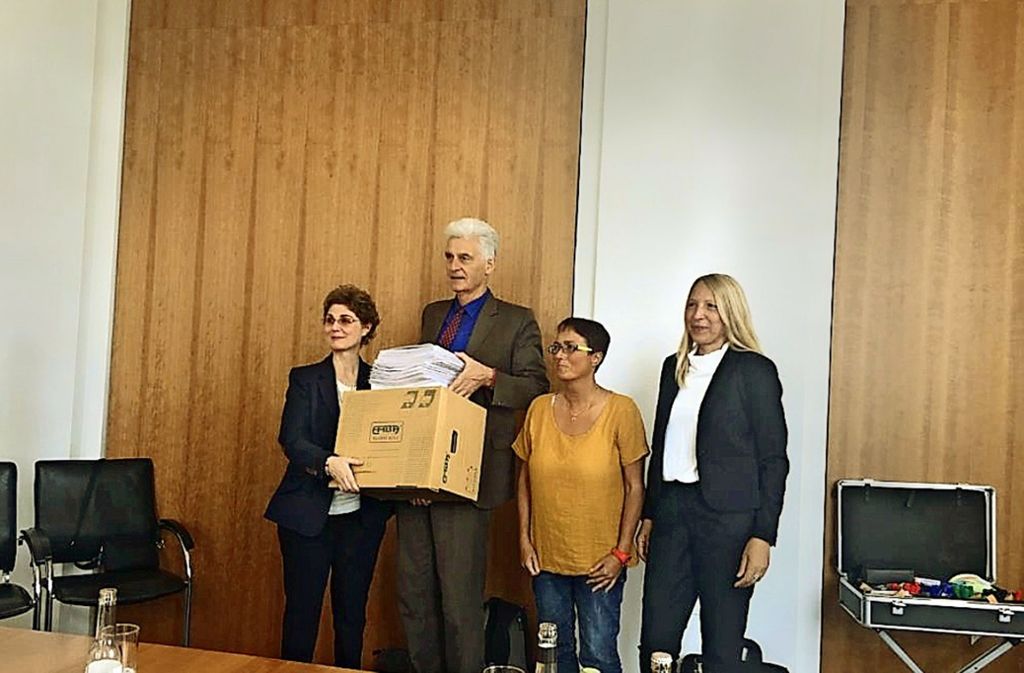 Der Staatssekretär Rolf Schmachtenberg nimmt die gesammelten Unterschriften von Claudia Oswald-Timmler (gelbes T-Shirt) und ihren Mitstreiterinnen in Berlin in Empfang. Foto:  