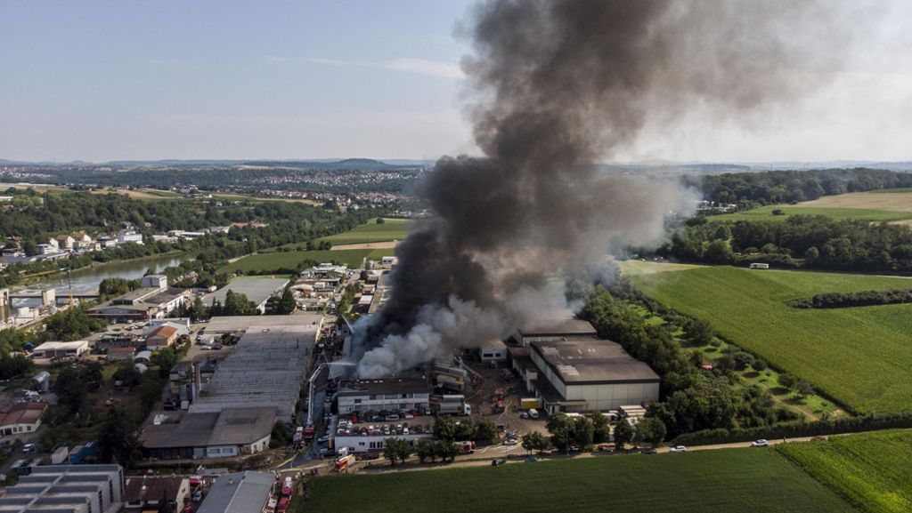 Großbrand in Remseck: Feuersbrunst in Kraftfahrzeughalle