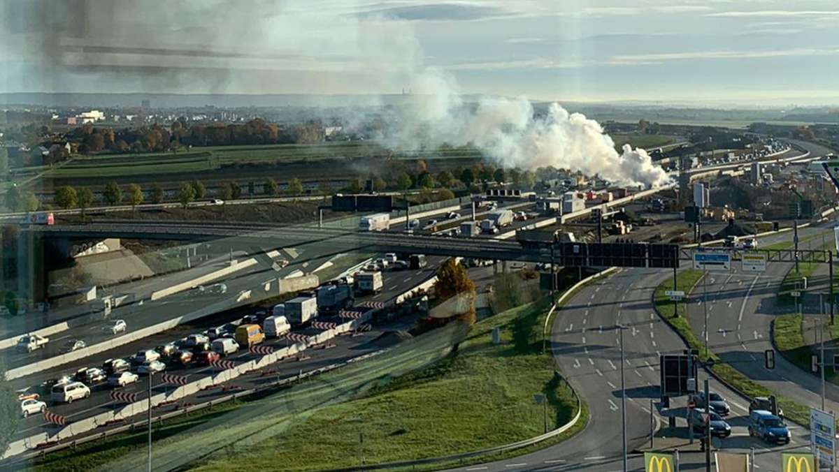 Unfall auf A8 bei Stuttgart: Lastwagen fängt Feuer – Große Rauchwolke sorgt für Behinderungen