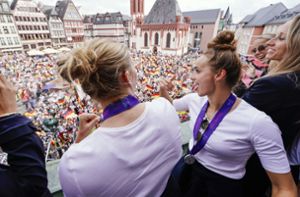 Stolze DFB-Frauen werden in Frankfurt gefeiert