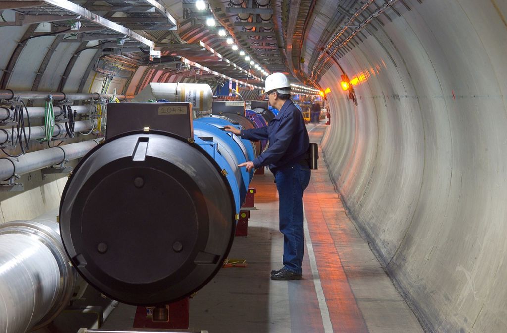 Forschungszentrum Cern/LHC: Techniker überprüfen die großen Magnete, die im LHC Tunnel eingebaut sind. Große Magnete sorgen dafür, dass die kleinen Teilchen auf ihren Runden die Bahn nicht verlassen.