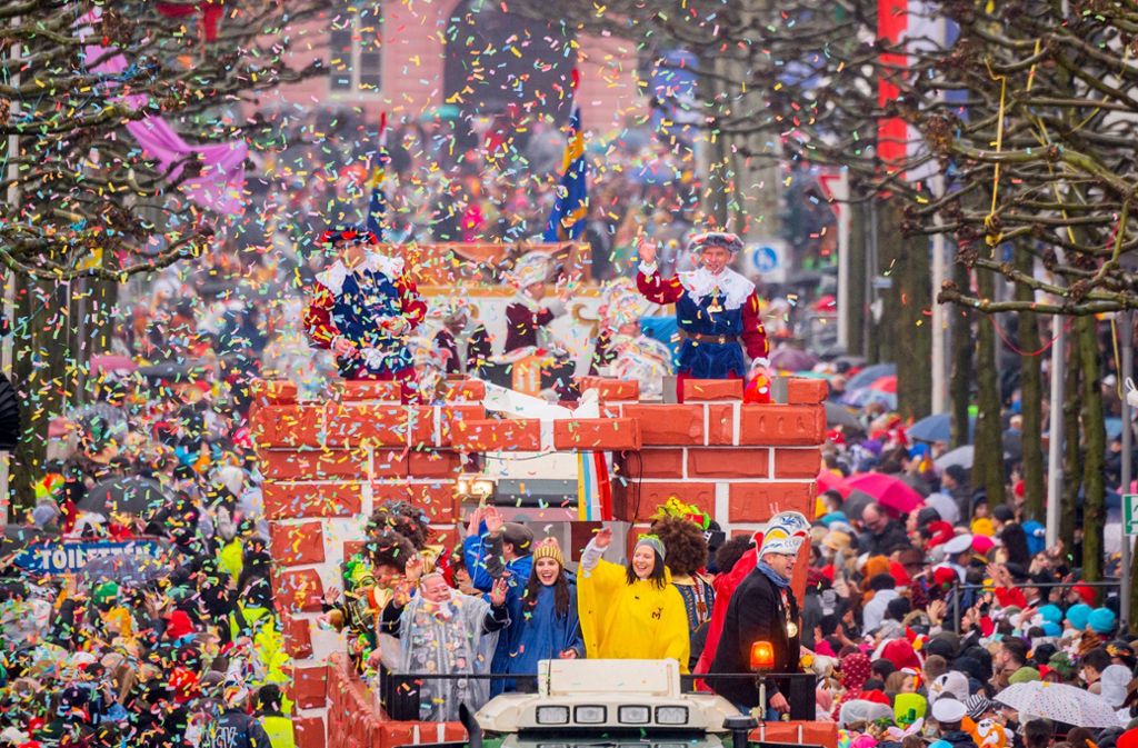 In den Karnevalshochburgen Köln, Düsseldorf und Mainz finden heute die großen Rosenmontagsumzüge statt.