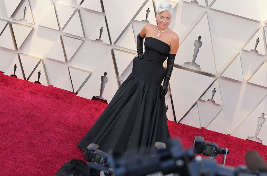 Black Beauty I: Oscar-Preisträgerin Lady Gaga glänzte in einer schwarzen barocken Robe des britischen Labels Alexander McQueen.