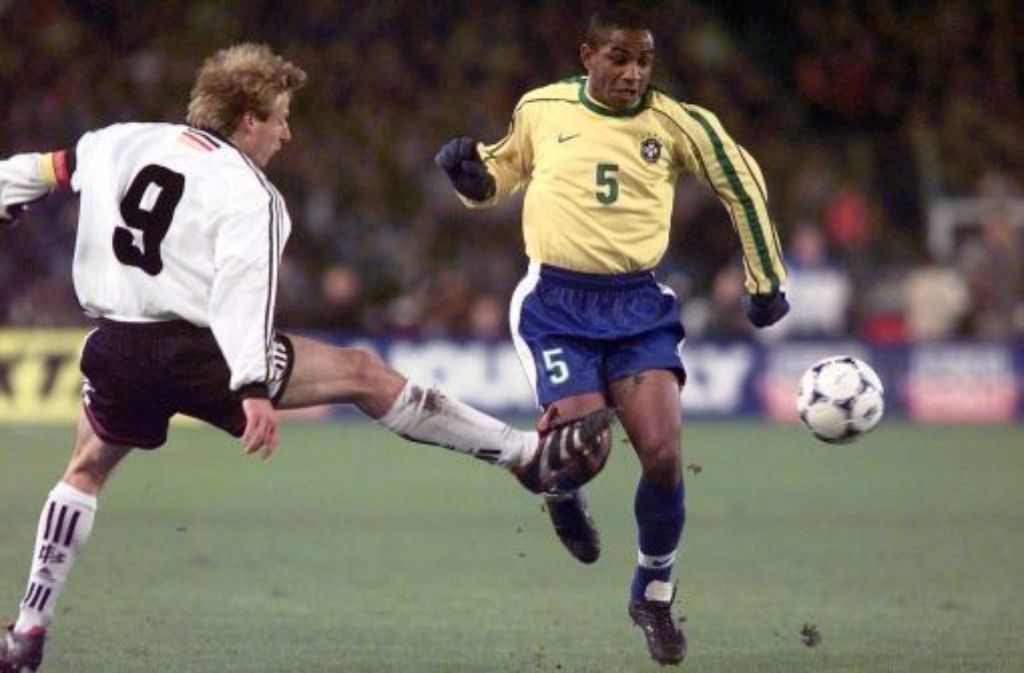 ... vor 52.803 Zuschauern in Stuttgart gegen Brasilien - und der Schwabe Jürgen Klinsmann (links) war in der ersten Halbzeit mit von der Partie. Nach 45 Minuten lag der DFB durch den Treffer von Cesar Sampaio mit 0:1 hinten, zudem ...