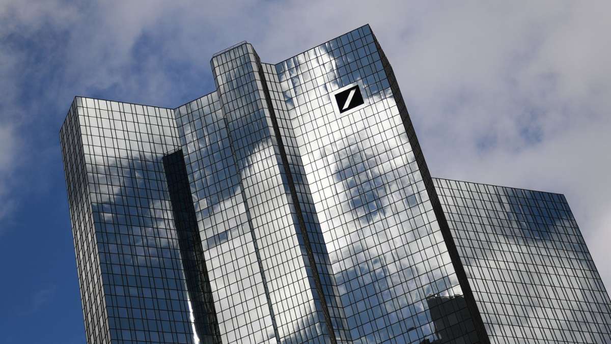  Berichte über schwere Versäumnisse bei internationalen Großbanken lösen Empörung aus. Die Deutsche Bank weist Vorwürfe gegen ihren Vorstandschef Christian Sewing zurück – trotzdem gerät der Aktienkurs unter Druck. 