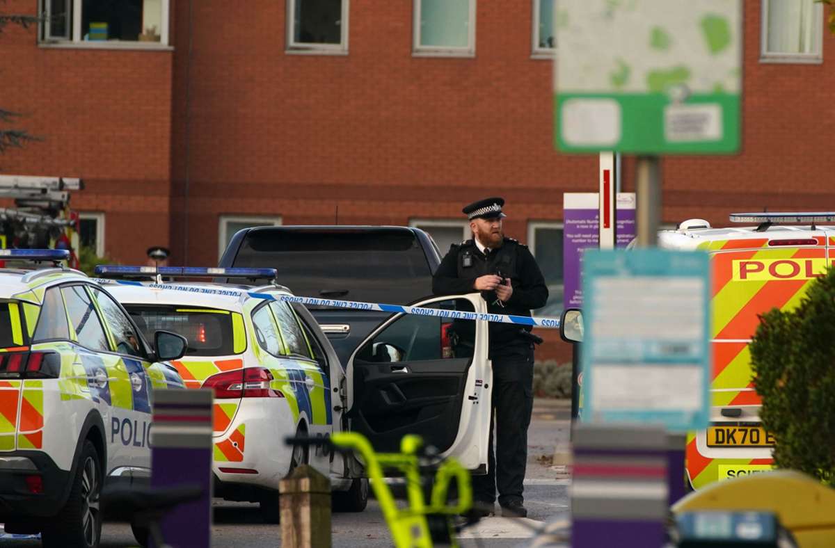 Ein Polizist steht zwischen Autos vor der Frauenklinik in Liverpool, nachdem dort bei einer Explosion eines Autos ein Mensch ums Leben gekommen ist. Foto: dpa/Peter Byrne