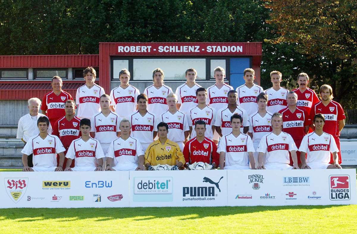 Zu Beginn seiner Trainerkarriere war Tuchel (mittlere Reihe, re.) Co-Trainer bei den A-Junioren des VfB Stuttgart. In der Mannschaft standen in Sami Khedira und Serdar Tasci zwei spätere Nationalspieler.