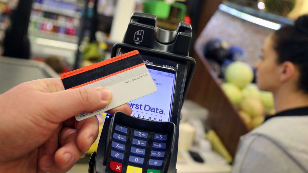 Kontaktlose Kartenzahlung: Per Chip bezahlen – die Gefahr funkt mit