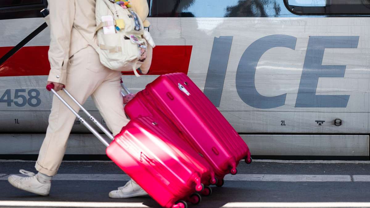 Rauchentwicklung in ICE: Rund 1000 Menschen müssen Zug in Offenburg verlassen