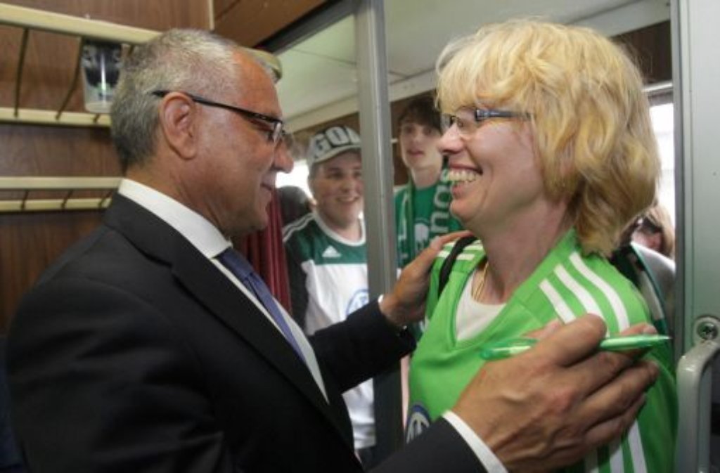 Magath kehrt zurück zum VfL Wolfsburg, wo ihn die Fans herzlich empfangen. Er übernimmt ...