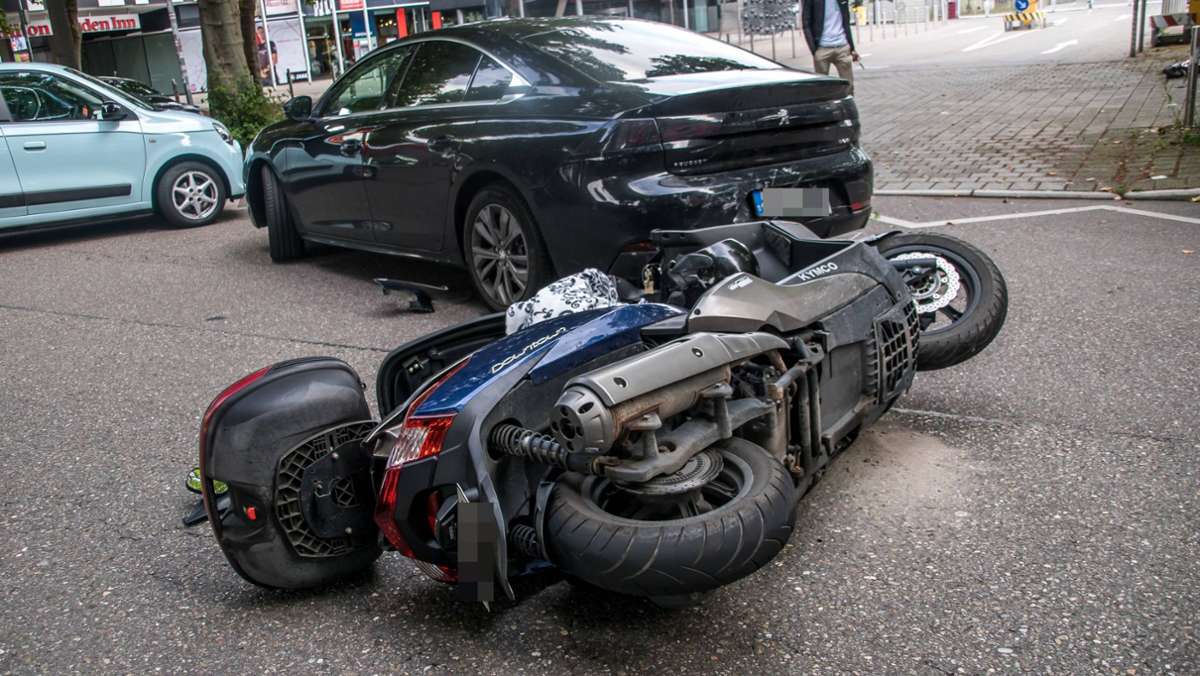 Unfall in Bad Cannstatt: Rollerfahrer von Auto erfasst und verletzt