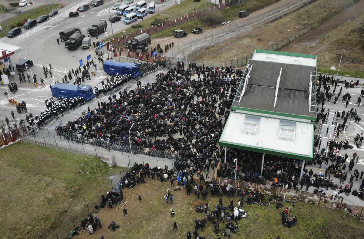 Am Kontrollpunkt Kuznica der belarussisch-polnischen Grenze versammeln sich Migranten, um über die Grenze nach Polen zu gelangen. Foto: dpa/Leonid Shcheglov