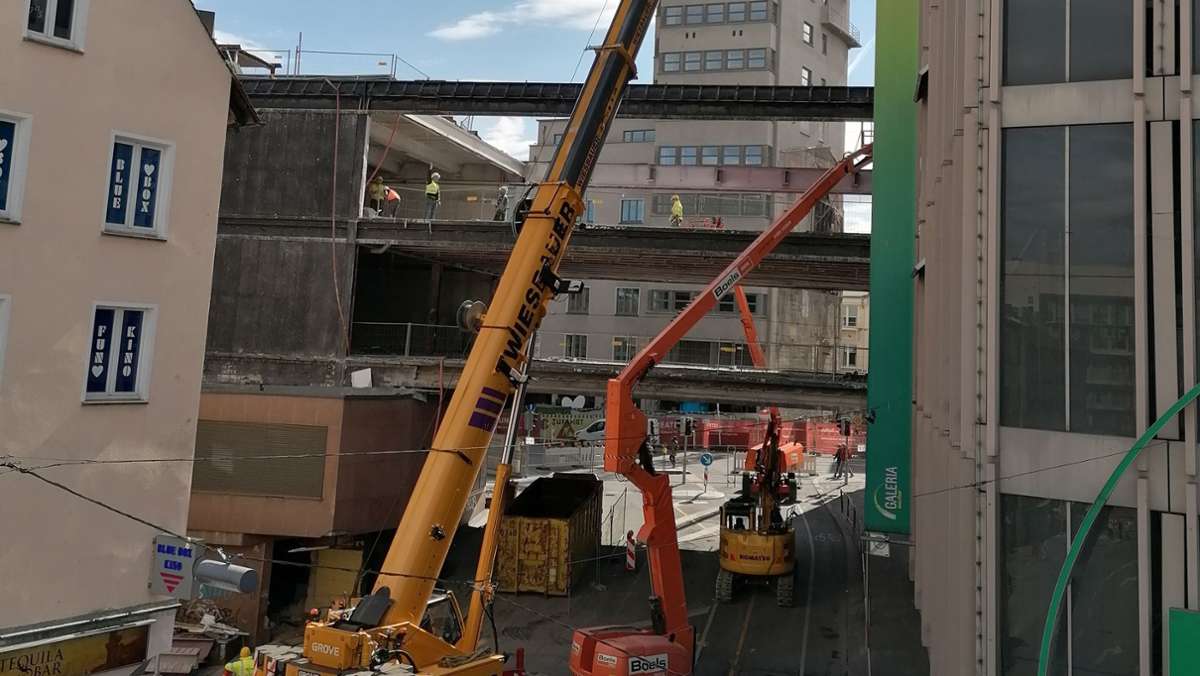 Abriss des Kaufhof-Anbaus in Stuttgart: Verbindungssteg über der Steinstraße wird demontiert