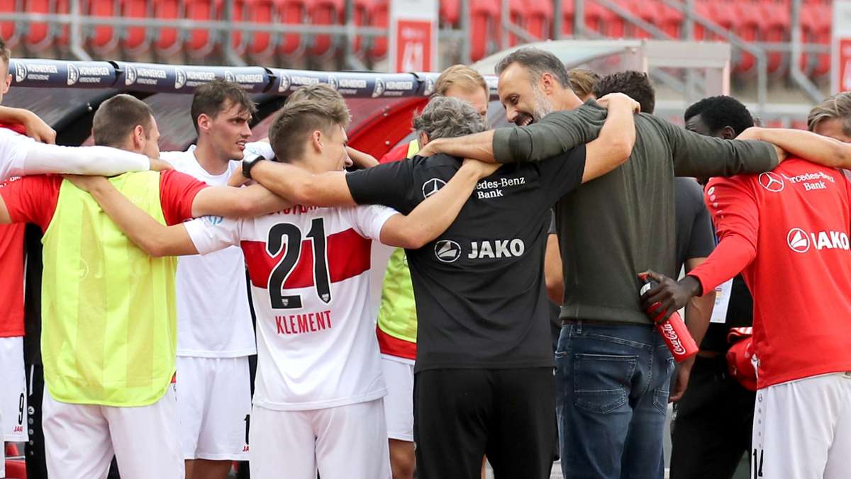  Der VfB Stuttgart hat nach dem Kantersieg beim 1. FC Nürnberg den Aufstieg beinahe geschafft. Sportchef Dirk Preiß arbeitet die Lage bei den Weiß-Roten im Video auf. 