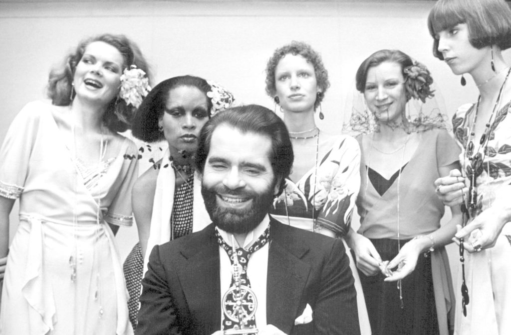 In jungen Jahren: Karl Lagerfeld mit Models in Krefeld während einer Preisverleihung. Seine Arbeit nahm er bis zum Schluss wie ein Besessener ernst: 2017 entwarf er 14 Kollektionen, da hatte er bereits 65 Jahre Modeindustrie hinter sich, erst bei Balmain, dann künstlerischer Direktor bei Chloé, später Fendi, ab 1982 Chanel.