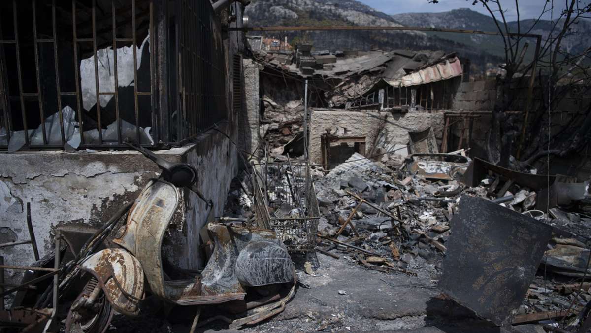Feuer in Griechenland: Hunderte Feuerwehrleute kämpfen noch immer gegen Brände