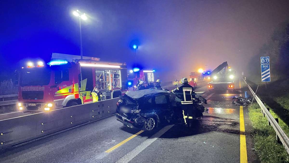 Heftiger Unfall auf A8 bei Kirchheim unter Teck: Fahranfänger prallt mit Auto gegen Betonwand - Autobahn voll gesperrt