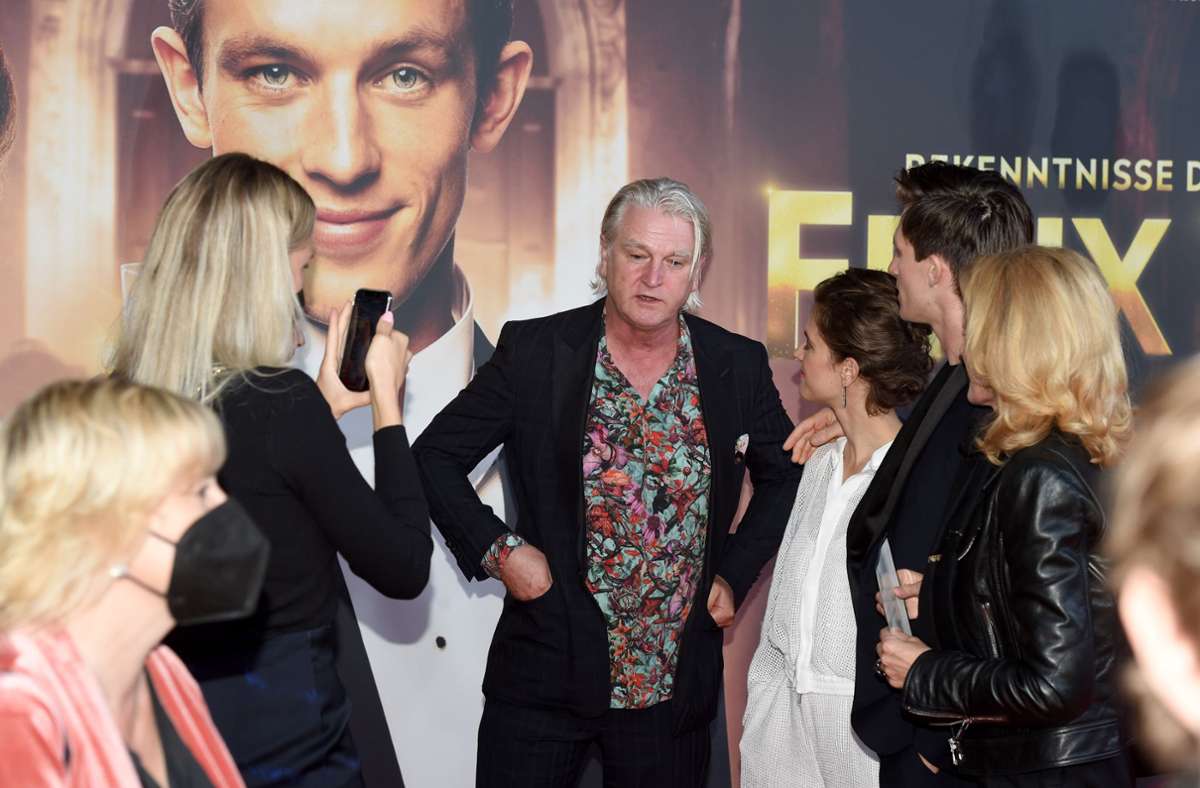 Der Regisseur Detlev Buck (M) steht bei der Premiere des Films „Bekenntnisse des Hochstaplers Felix Krull“ auf dem roten Teppich im ARRI-Kino in München.