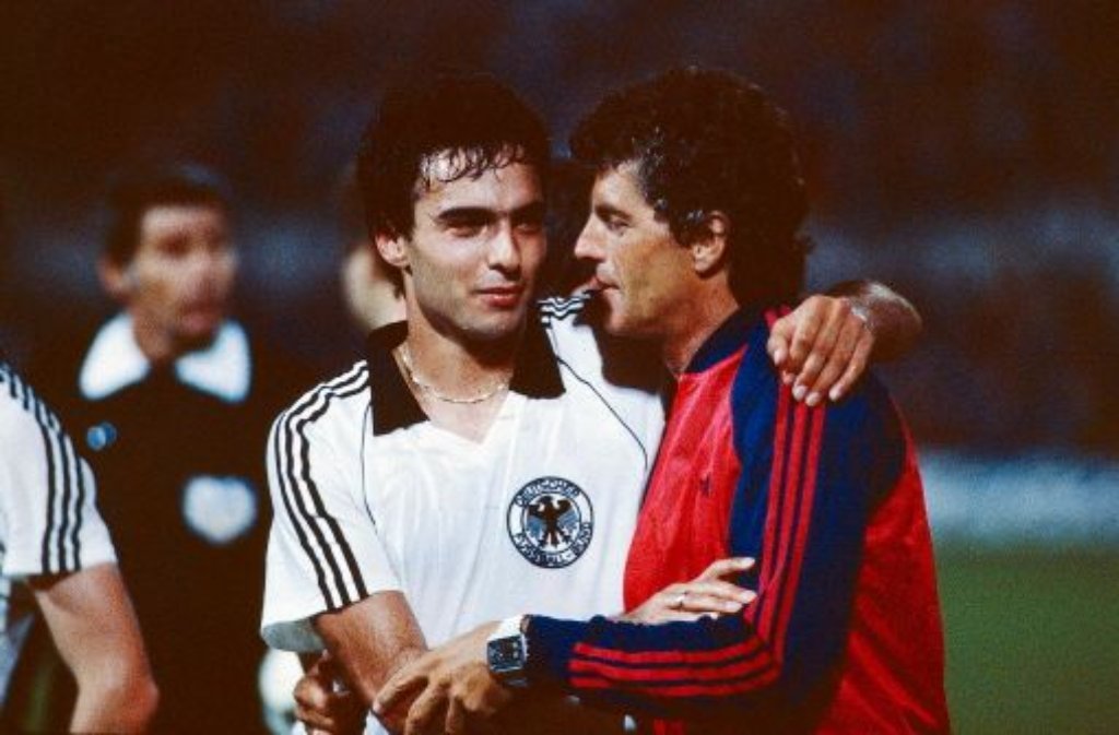 ... Hansi Müller (links, mit Co-Trainer Erich Ribbeck nach dem 2:1-Sieg im Finale gegen Belgien) in die Nationalmannschaft beruft - Deutschland wird im Jahr 1980 Europameister. Die ...