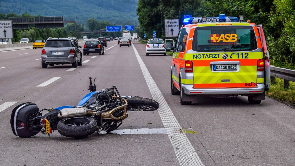 A5 bei Karlsruhe: 65-Jähriger sackt auf Motorrad zusammen und stirbt