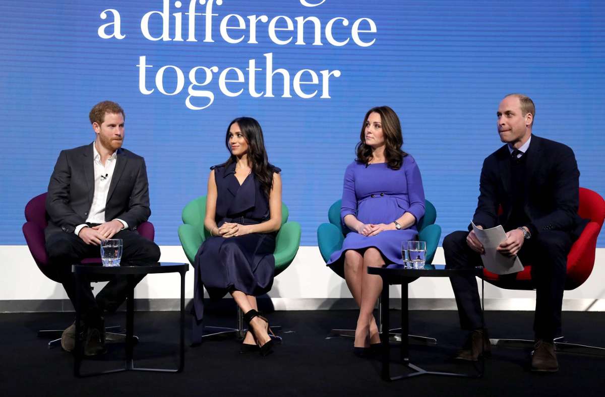 2018: Prinz Harry, Meghan Markle, Herzogin Kate und Prinz William sprechen bei einer Veranstaltung ihrer Royal Foundation.