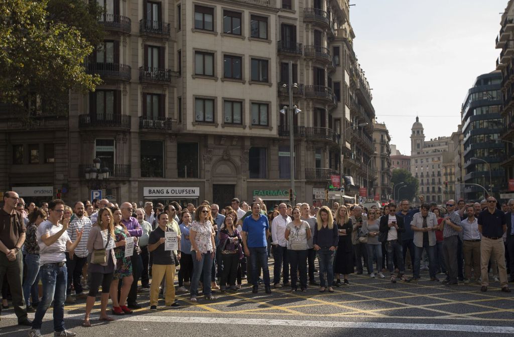 Demonstranten haben am Dienstag in Barcelona für 15 Minuten die Arbeit niedergelegt, um gegen die Verhaftung katalanischer Aktivisten zu protestieren. Foto: AP