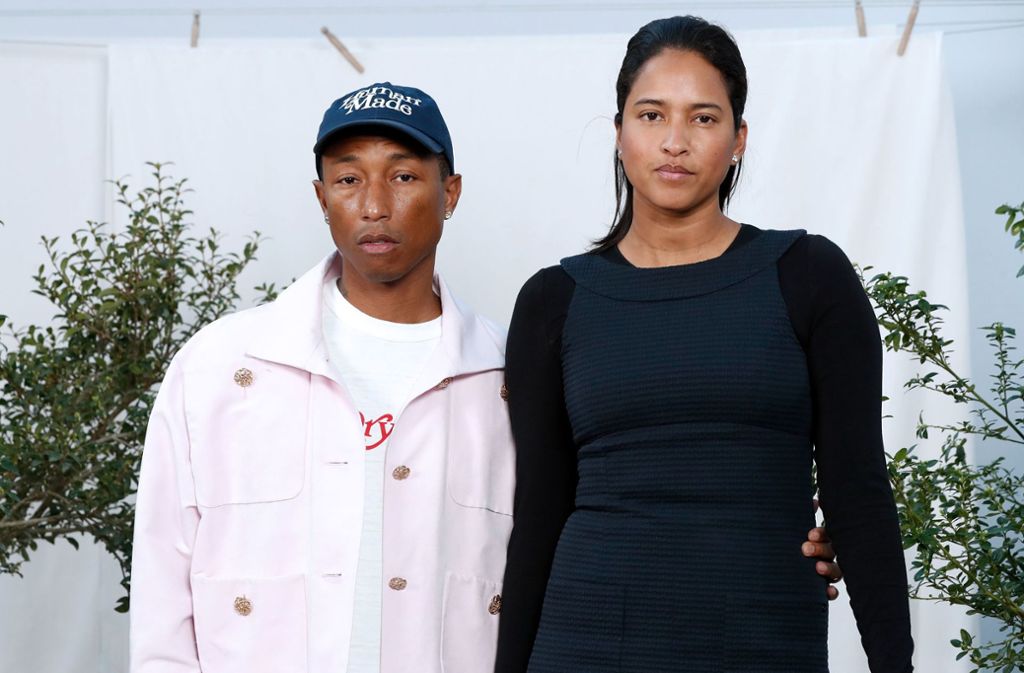 Hauptsache cool aussehen: Der US-Musiker und Mode-Designer Pharrell Williams posiert mit seiner Frau Helen Lasichanh am Rand der Schau von Channel.
