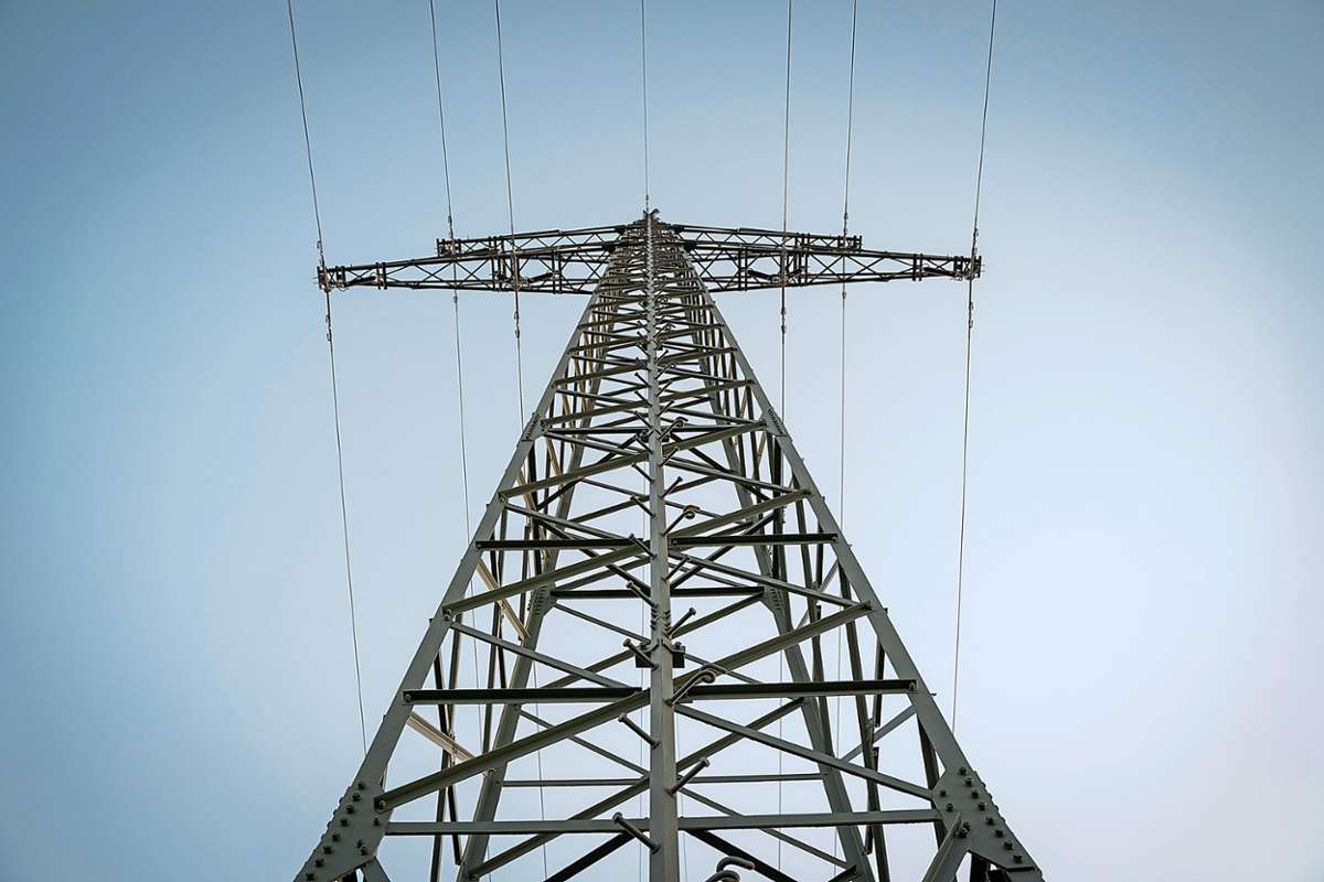 Ein Strommast einer 110 Kilo-Volt-Leitung in Haigerloch droht umzustürzen. (Symbolfoto) Foto: Pixabay