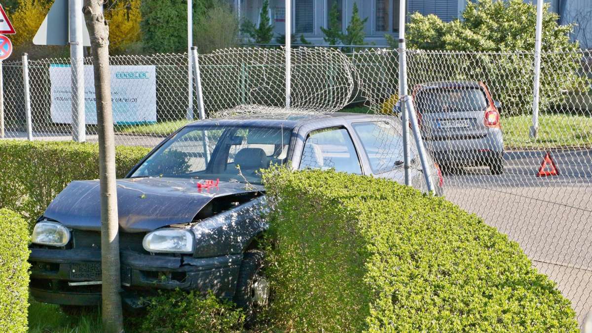 Unfall in Kornwestheim: VW Golf landet im Maschendrahtzaun