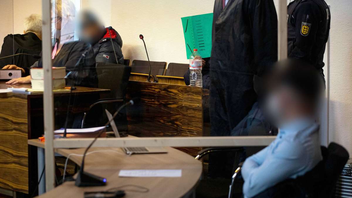  In dem Prozess um eine mögliche Gruppenvergewaltigung in Freiburg sind drei Männer angeklagt. Ein Gutachter hält einen der Angeklagten für schuldfähig. 