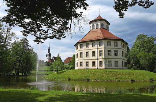 Das Wasserschloss Oppenweiler ist ein im 18. Jahrhundert im klassizistischen Stil errichtetes Schloss in Oppenweiler. Heute befindet sich in dem Gebäude das Rathaus der Gemeinde. Foto: Günther Weinert