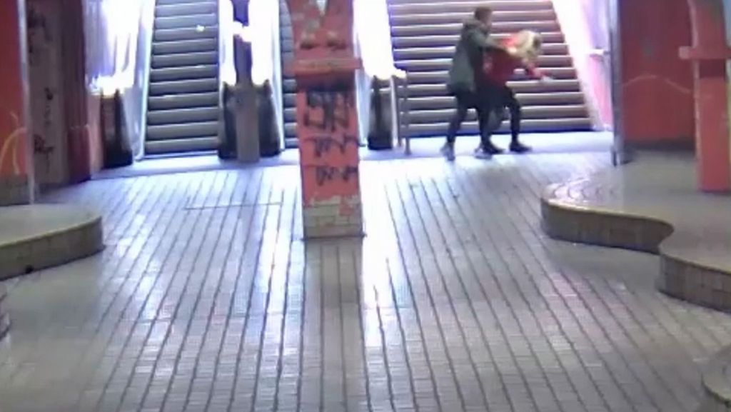  Eine 17-Jährige geht in einen U-Bahnhof in Essen und wird hinterrücks von zwei Männern angegriffen. Die Polizei sucht jetzt mit einem Video der Attacke nach den Tätern. 
