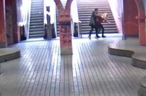 Überfall in U-Bahn live gefilmt