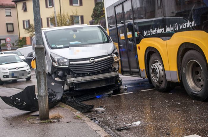 Unfall in Stuttgart-Ost: Auto kollidiert mit Linienbus – hoher Schaden