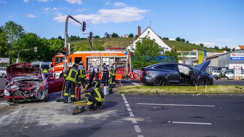 Stuttgart-Bad Cannstatt: Heftiger Unfall fordert Schwerverletzten und hohen Schaden