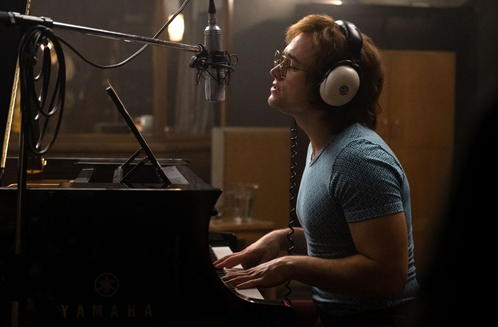 Elton John (Taron Egerton) im Studio