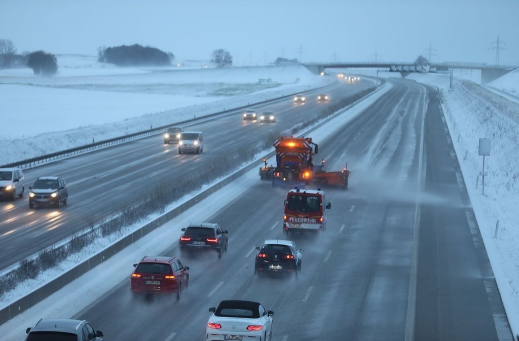 Temmenhausen: Ein Schneeräumfahrzeug fährt auf der Autobahn 8.