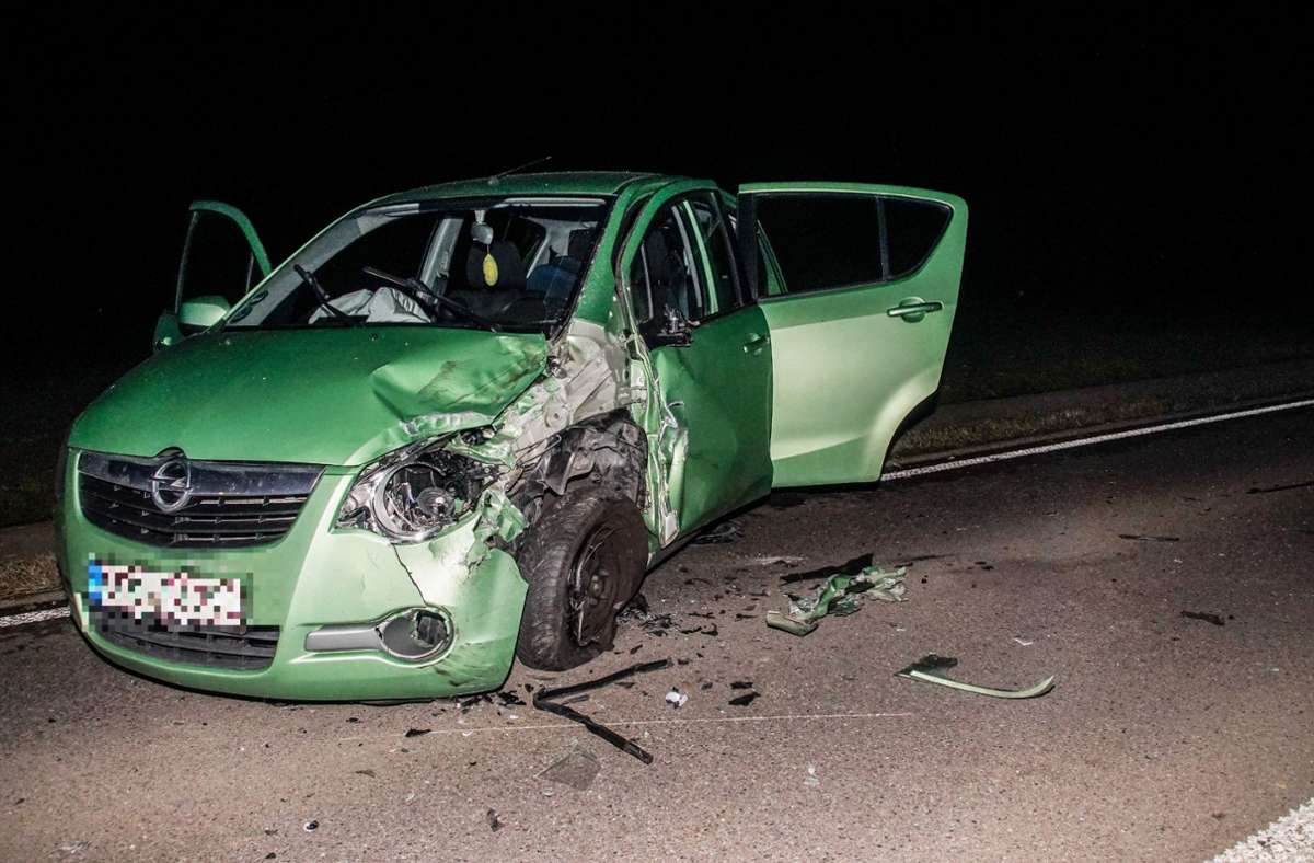 Ein entgegenkommender 25-jähriger Ford-Fahrer musste ausweichen und kollidierte mit einem Leitpfosten. Der Unfallverursacher versuchte ebenfalls auszuweichen, kam dadurch ins Schlingern und krachte anschließend in den Opel einer 25-Jährigen, die leicht verletzt wurde. Foto: SDMG/Dettenmeyer