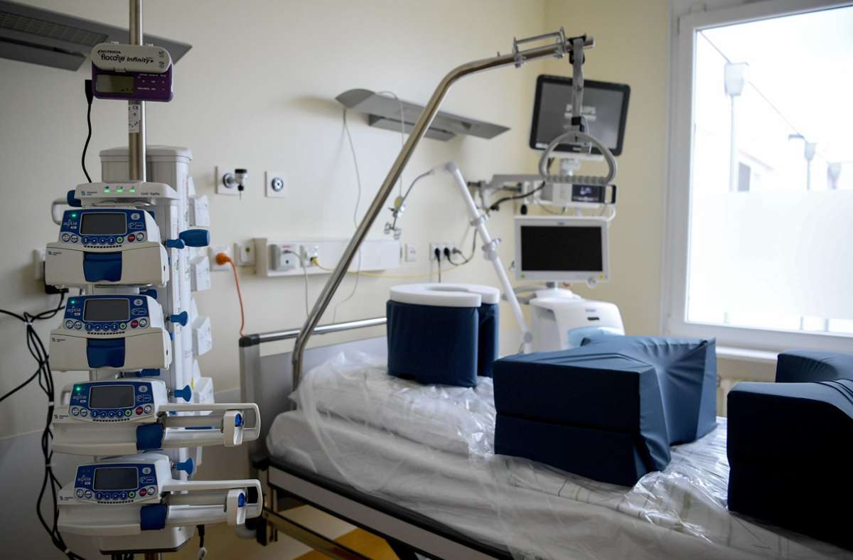 Im Wallis konnten einem Bericht der „NZZ am Sonntag“ zufolge erste Patienten nicht mehr auf die Intensivstationen aufgenommen werden. (Symbolbild) Foto: dpa/Britta Pedersen