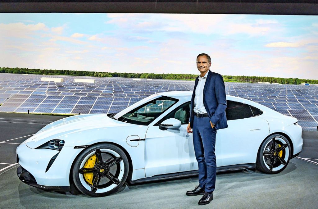 Oliver Blume, Vorstandsvorsitzender der Porsche AG, mit dem neuen Modell.
